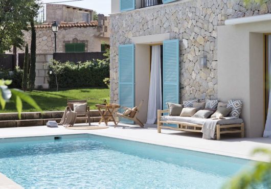 piscina-en-casa-de-piedra-con-porticones-azules-00546588-o_40579921_1200x630